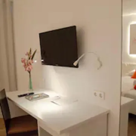 Fergus Paraiso - Adults Only 圣埃乌拉利亚